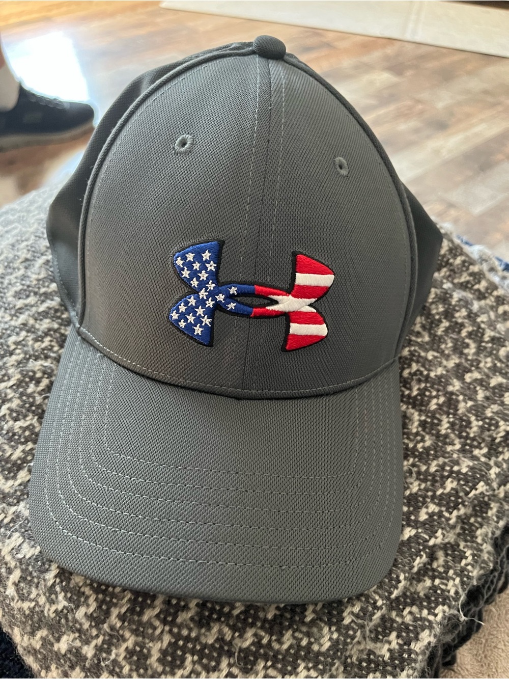 Under Armour Gray Men’s Cap with American Flag Logo XL